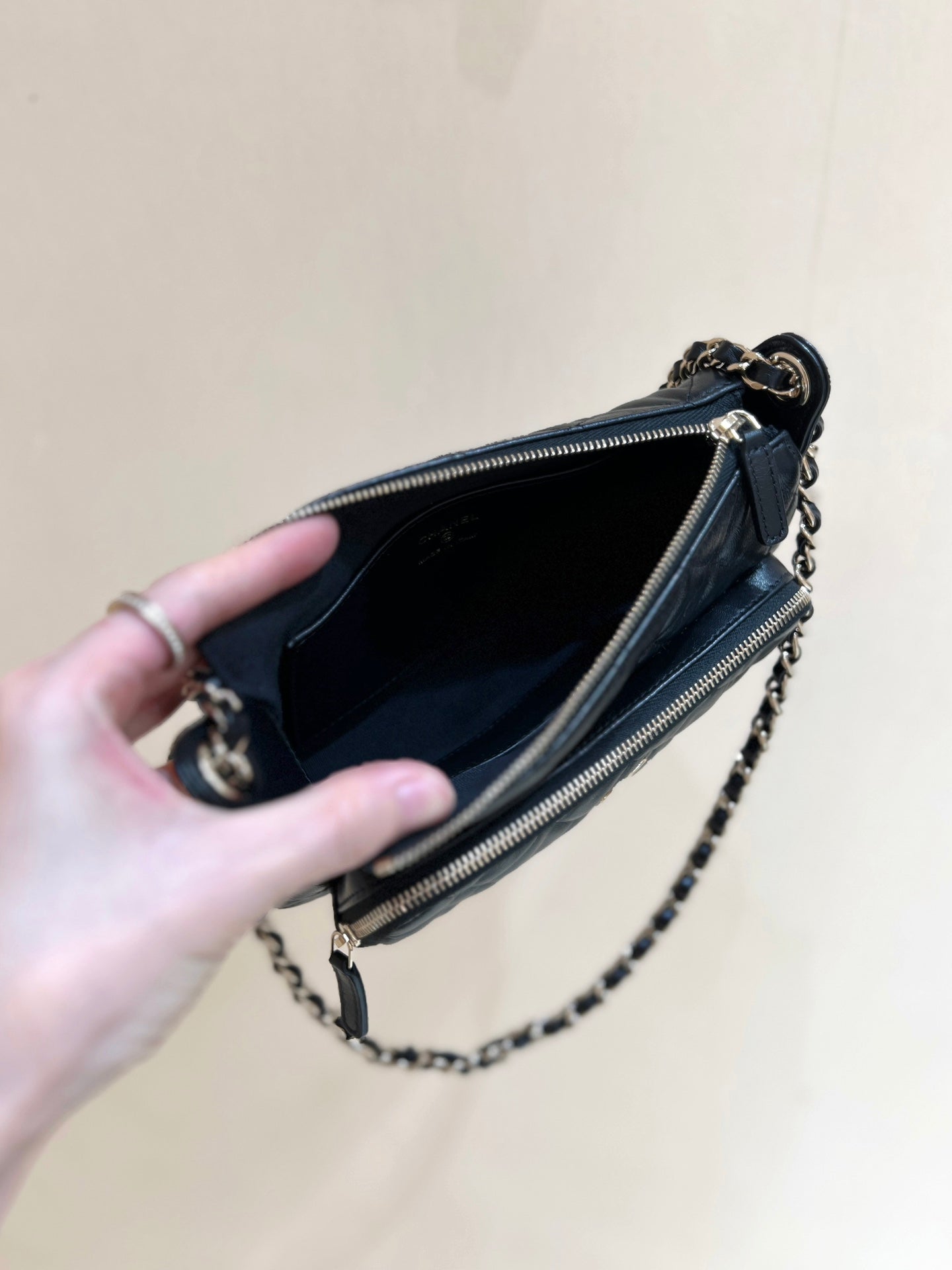 QUILTED SHOULDER BAG 21 IN BLACK LAMBSKIN WITH GOLD METALLIC