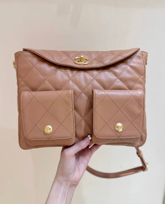 CHANEL 25S HIPPIE HOBO СУМКА ПОШТАЛЬОНА 30 З ТЕПЛОГО ТАУПОВОГО ТЕЛЯЧОГО ШКІРИ З ЗОЛОТОЮ ФУРНІТУРОЮ