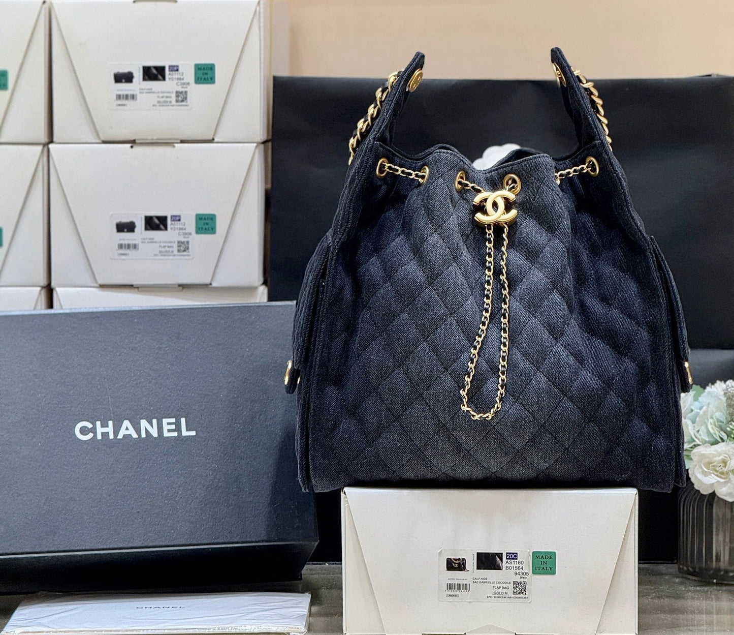 CC 25 HANDBAG 40 IN BLACK DENIM GOLD HARDWARE