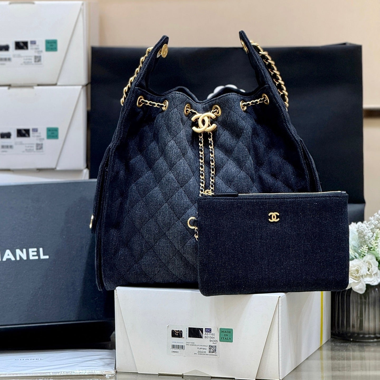 CC 25 HANDBAG 40 IN BLACK DENIM GOLD HARDWARE