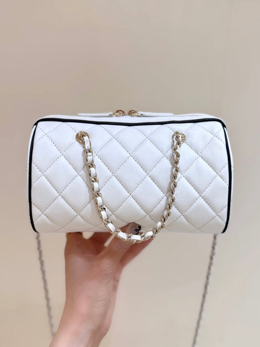CHANEL 25S КЛАТЧ НА ЛАНЦЮЖКУ 18 З БІЛОЇ ОВЕЧОЇ ШКІРИ