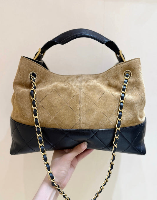 СУМКА CHANEL 25S LARGE HOBO 36 З ЗАМШІ ТА ШКІРИ ЯГНЯТИ ІЗ ЗОЛОТОЮ ФУРНІТУРОЮ