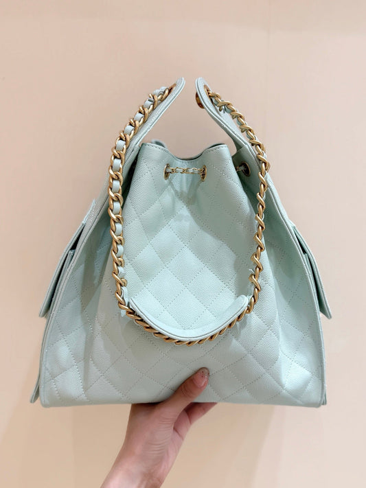 СУМКА CHANEL 25S БЛІДО-БЛАКИТНОГО КОЛЬОРУ, ШКІРА ТЕЛЯТИ ЗЕРНИСТА, ФУРНІТУРА ЗОЛОТОГО КОЛЬОРУ