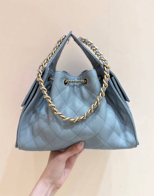 СУМКА CHANEL 25S СВІТЛО-БЛАКИТНА З ЗЕРНИСТОЇ ТЕЛЯЧОЇ ШКІРИ 30 І ЗОЛОТОЮ ФУРНІТУРОЮ