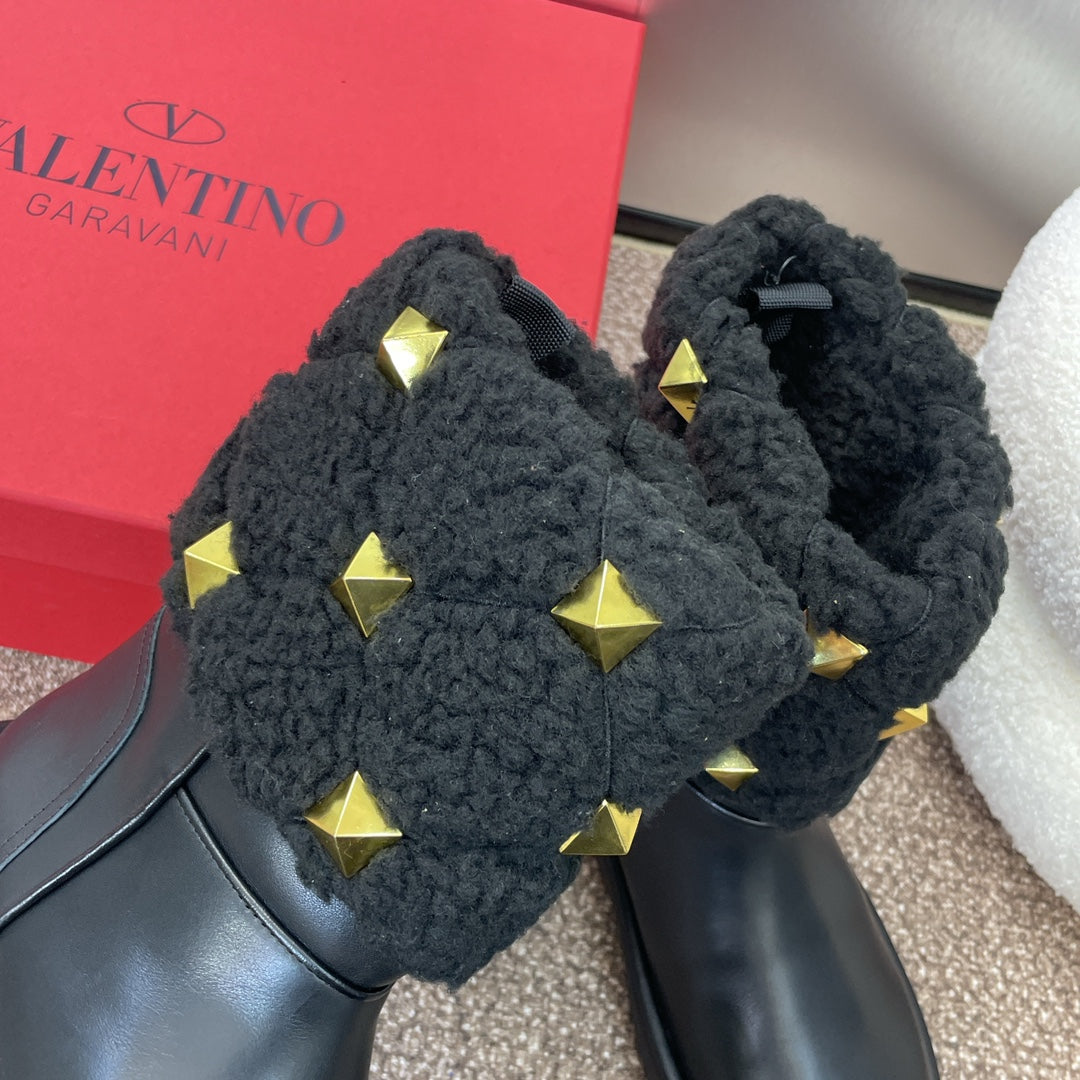 ANKLE STUDDED BOOTS IN BLACK CALFSKIN AND SHEARLING LINING - 35