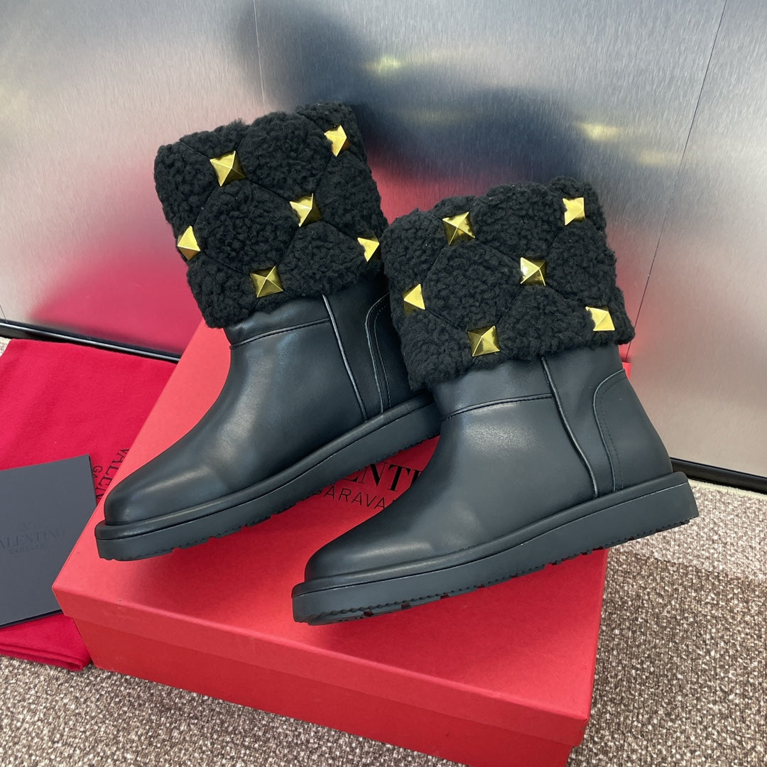 ANKLE STUDDED BOOTS IN BLACK CALFSKIN AND SHEARLING LINING - 35
