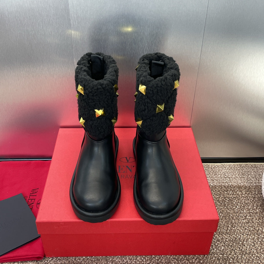 ANKLE STUDDED BOOTS IN BLACK CALFSKIN AND SHEARLING LINING - 35