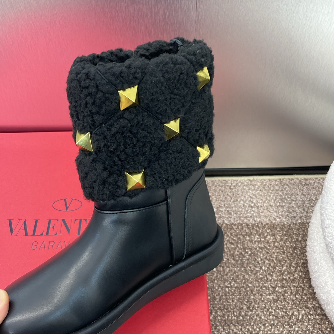 ANKLE STUDDED BOOTS IN BLACK CALFSKIN AND SHEARLING LINING - 35