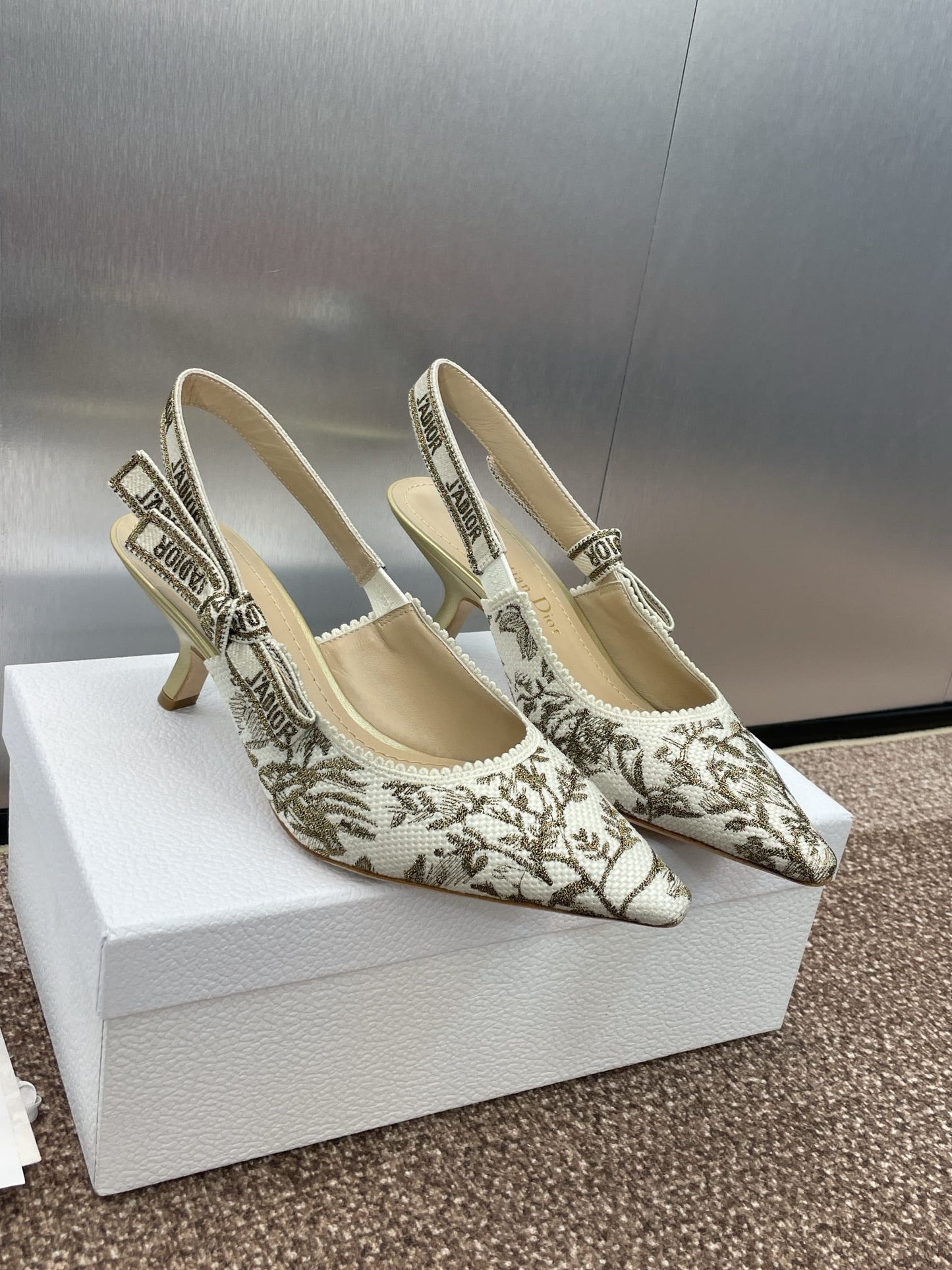 J'ADIOR HIGH SLINGBACK PUMP WHITE AND GOLD-TONE MILLEFIORI JACQUARD 65 MM - 33