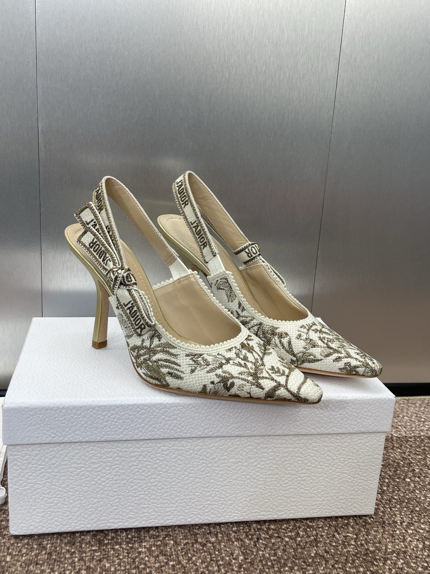 J'ADIOR HIGH SLINGBACK PUMP WHITE AND GOLD-TONE MILLEFIORI JACQUARD 95 MM - 33