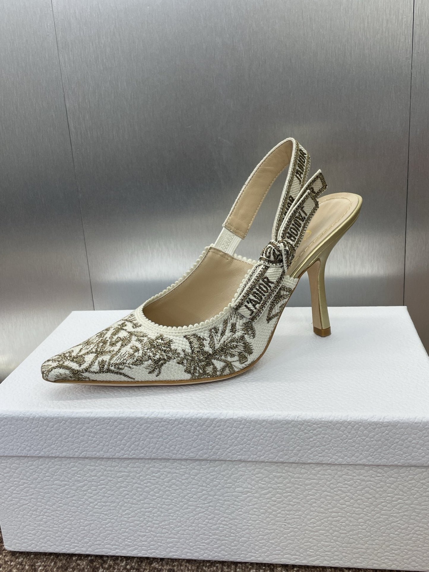 J'ADIOR HIGH SLINGBACK PUMP WHITE AND GOLD-TONE MILLEFIORI JACQUARD 95 MM - 33