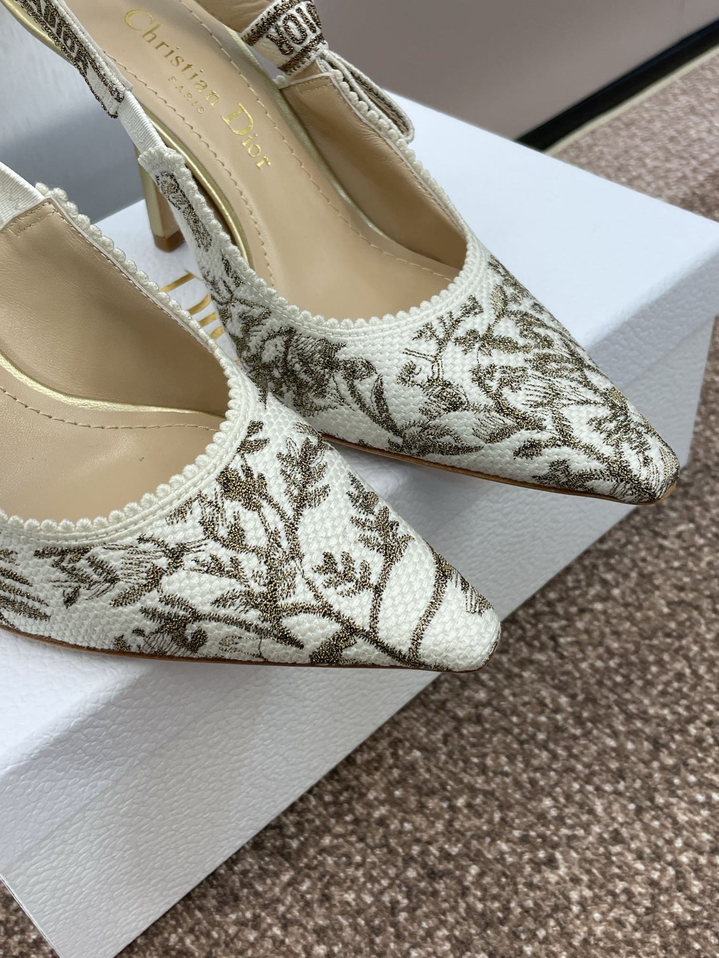 J'ADIOR HIGH SLINGBACK PUMP WHITE AND GOLD-TONE MILLEFIORI JACQUARD 95 MM - 33