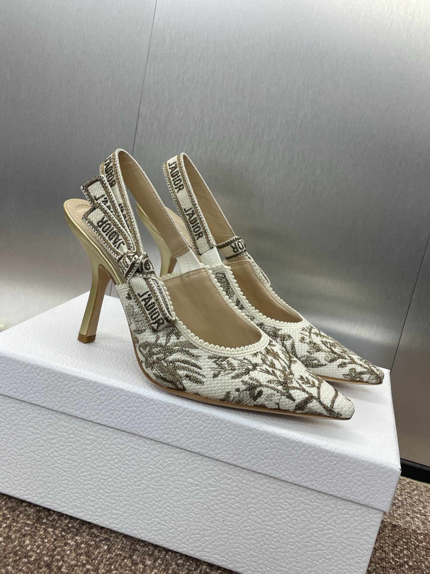 J'ADIOR HIGH SLINGBACK PUMP WHITE AND GOLD-TONE MILLEFIORI JACQUARD 95 MM - 33