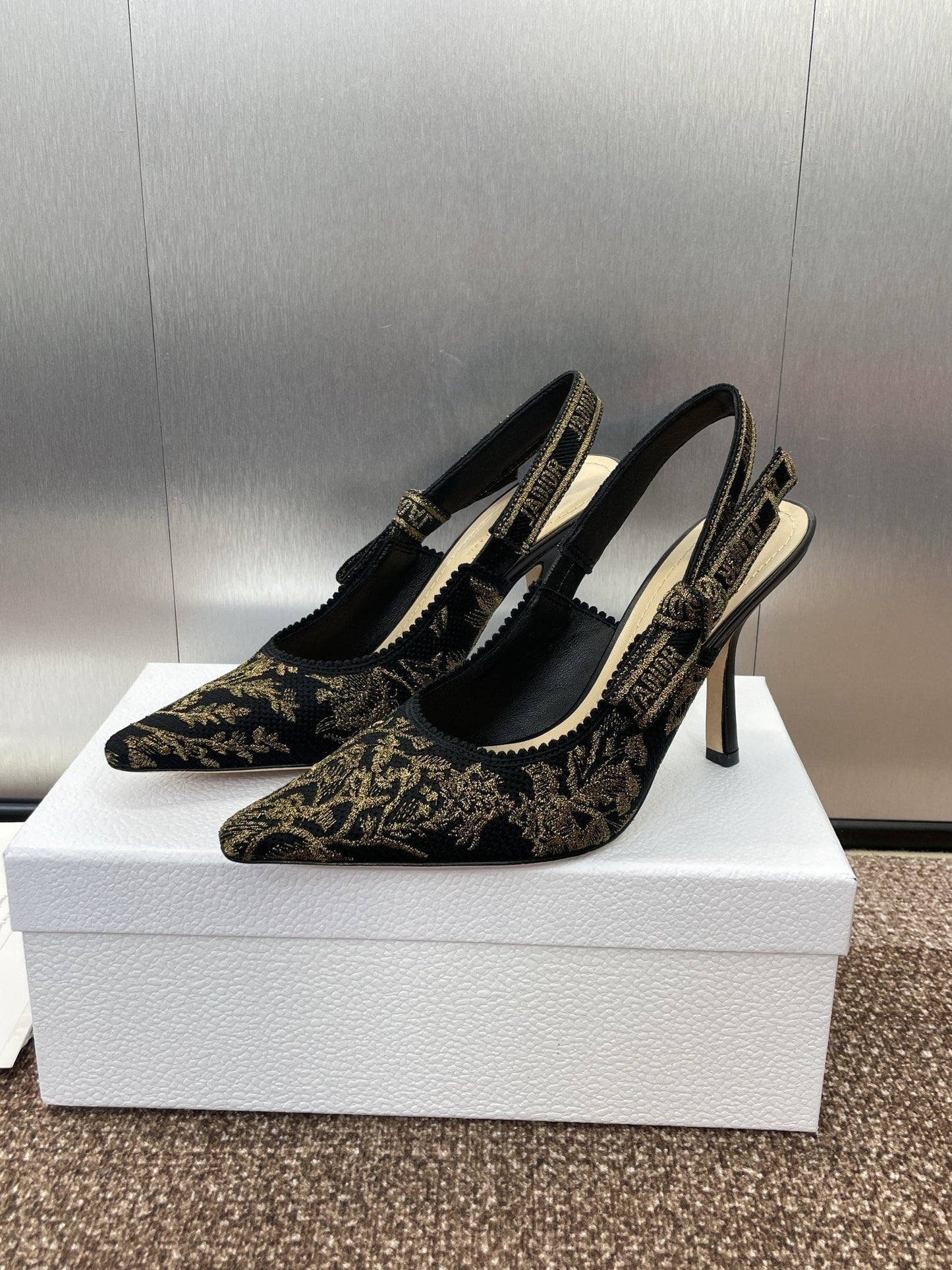 J'ADIOR HIGH SLINGBACK PUMP BLACK AND GOLD-TONE MILLEFIORI JACQUARD 95 MM - 33