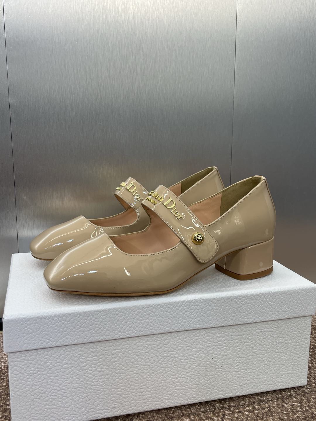 MEDIUM 35 MM HEEL PUMP IN CAMEL BEIGE PATENT CALFSKIN - 34