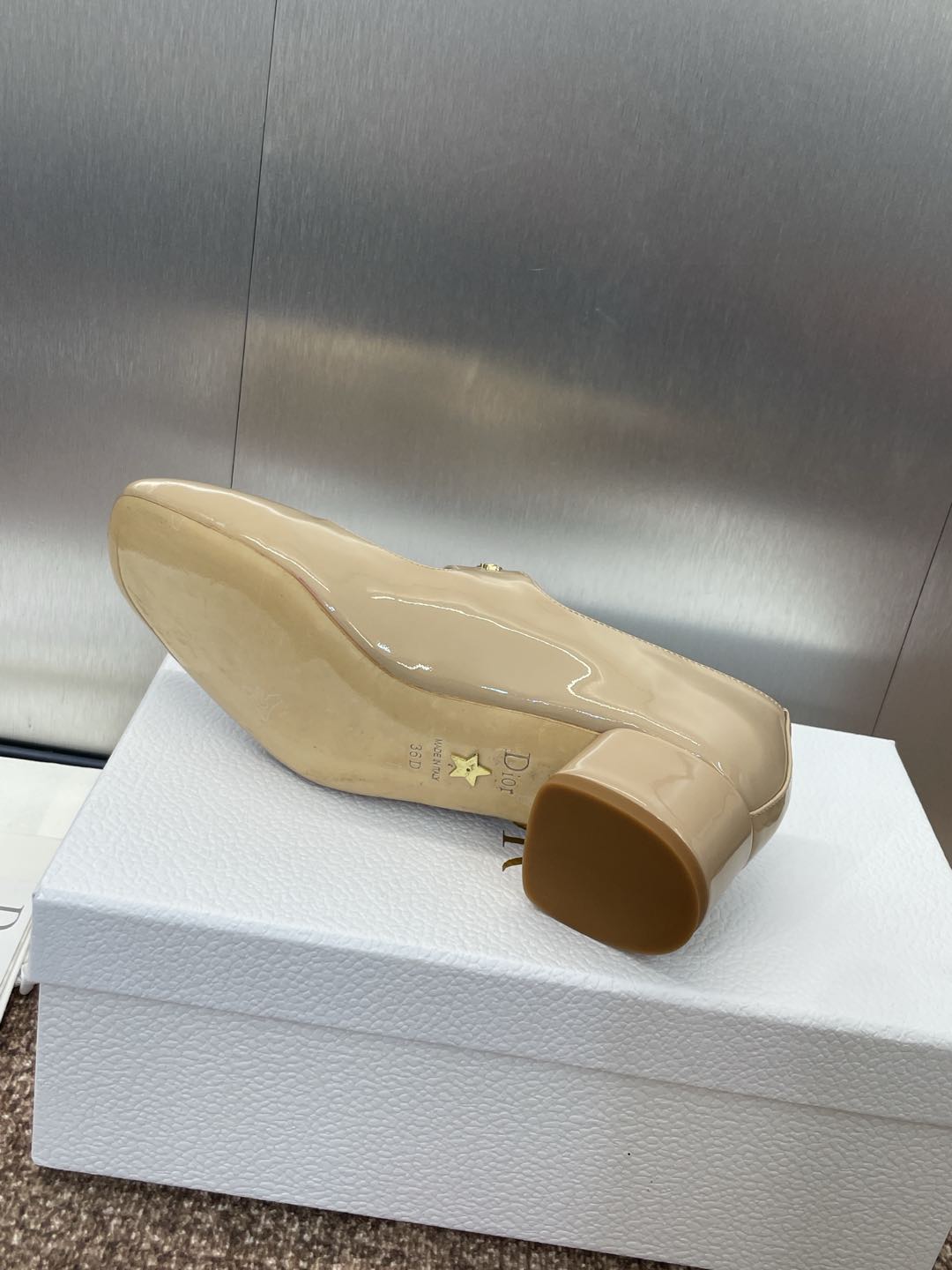 MEDIUM 35 MM HEEL PUMP IN CAMEL BEIGE PATENT CALFSKIN - 34