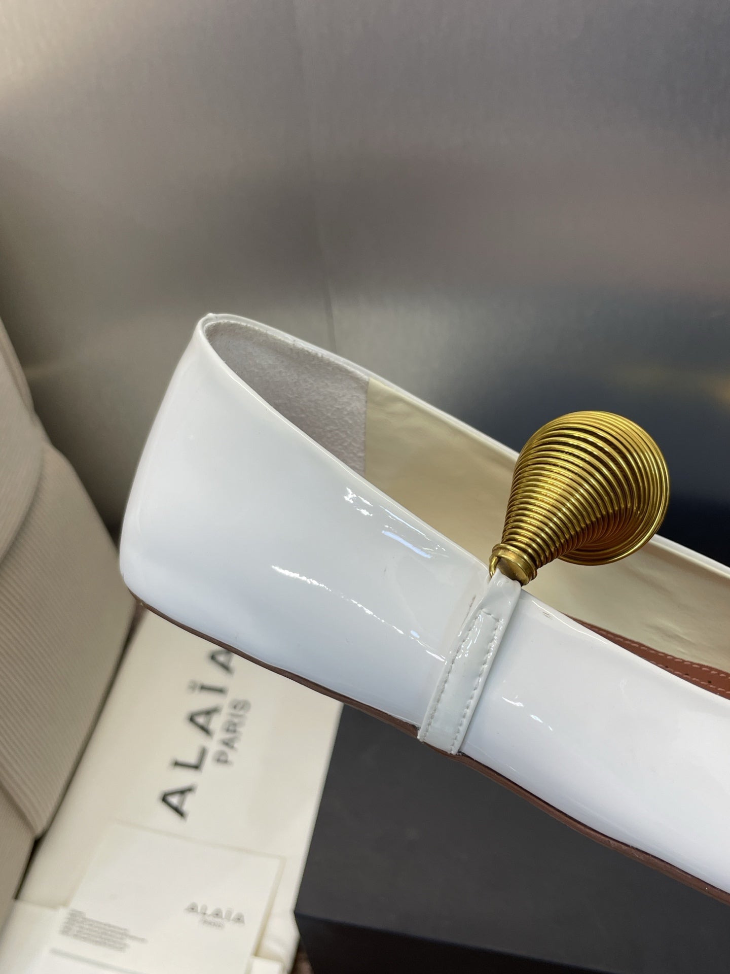 ALAIA BALLET SHOES 25S IN WHITE PATENT LEATHER WITH GOLD HARDWARE - 34