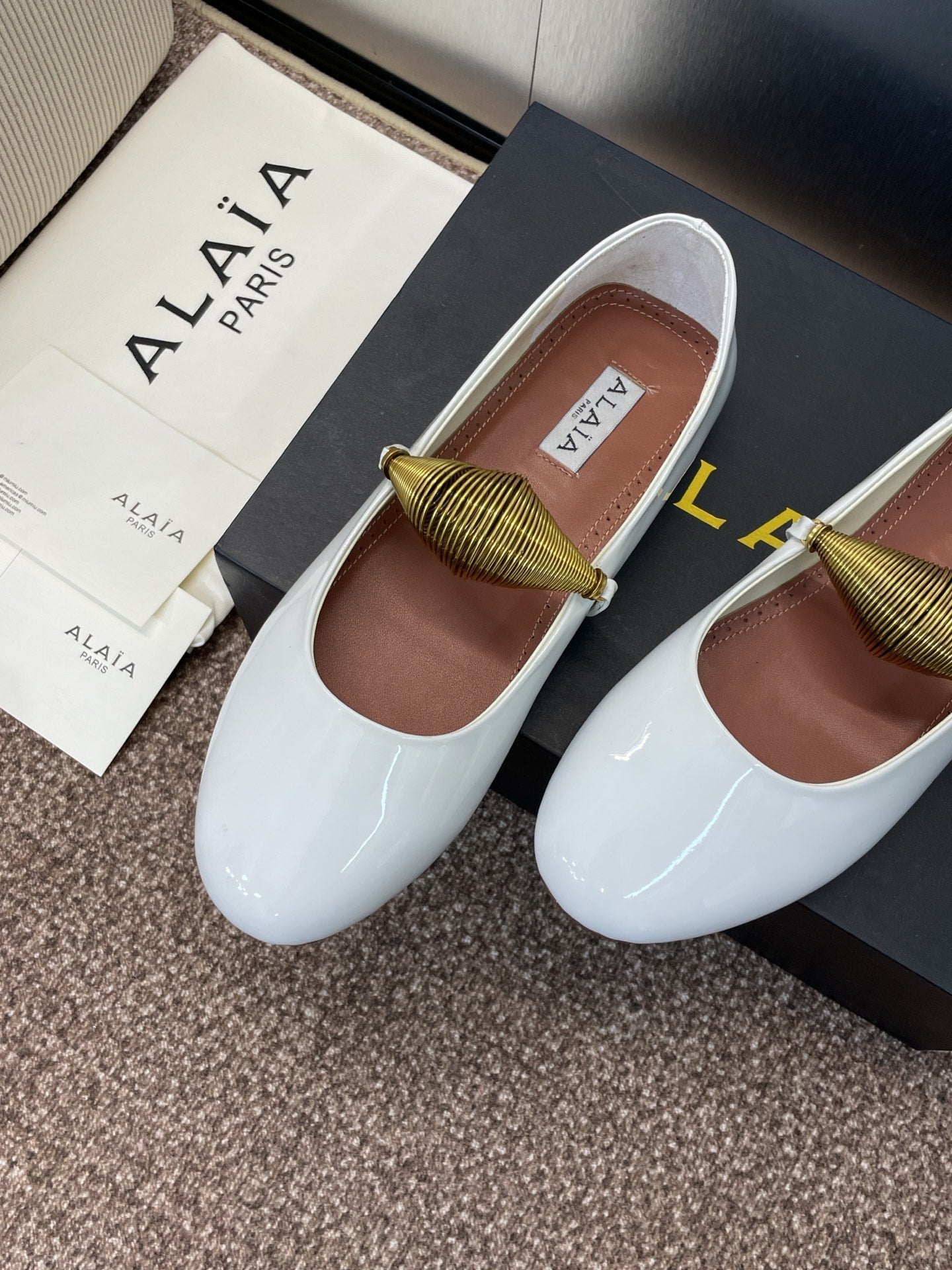 ALAIA BALLET SHOES 25S IN WHITE PATENT LEATHER WITH GOLD HARDWARE - 34