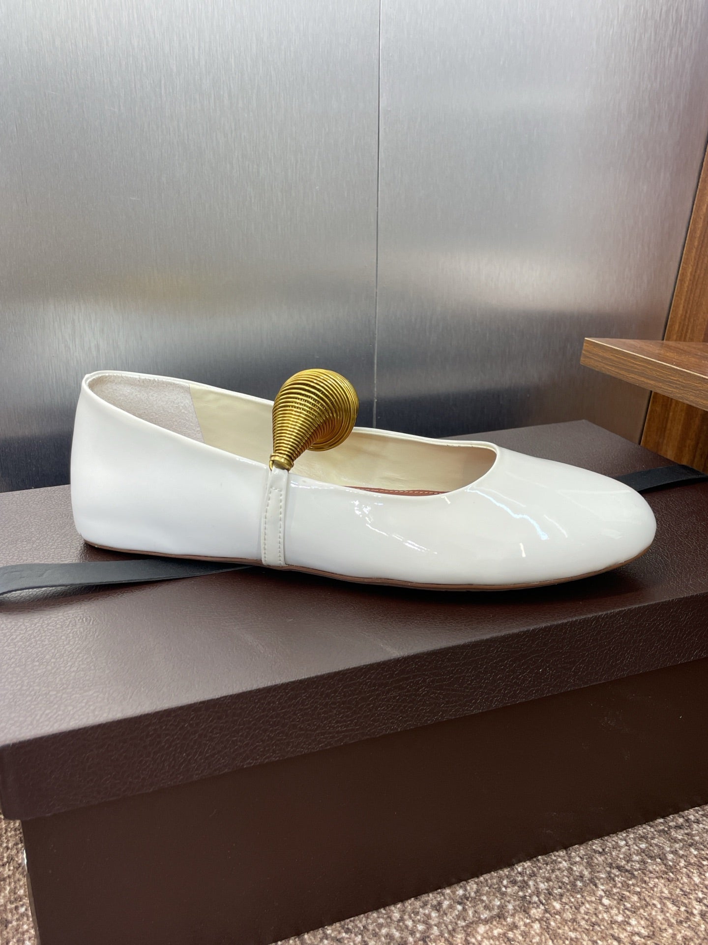 ALAIA BALLET SHOES 25S IN WHITE PATENT LEATHER WITH GOLD HARDWARE - 34