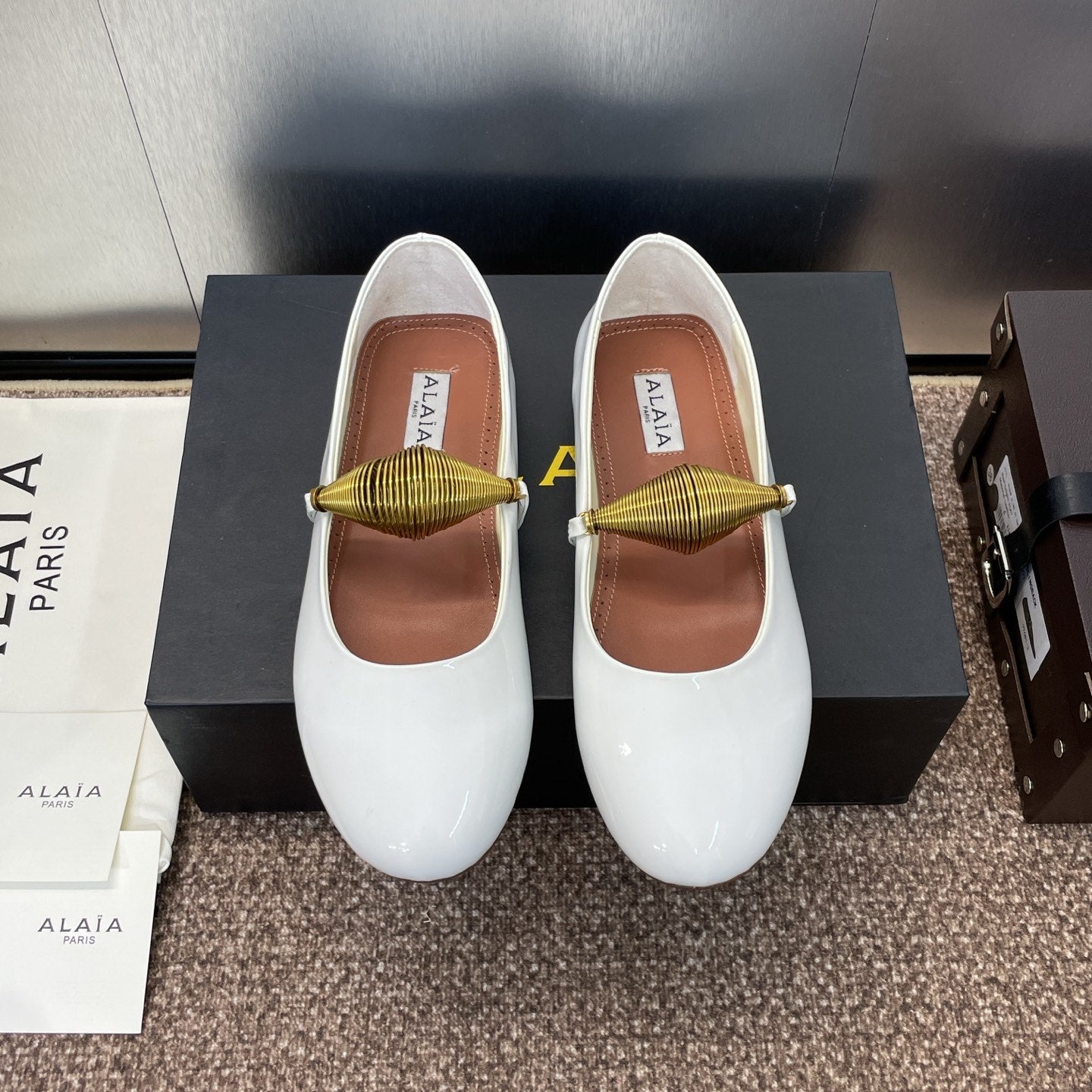 ALAIA BALLET SHOES 25S IN WHITE PATENT LEATHER WITH GOLD HARDWARE - 34
