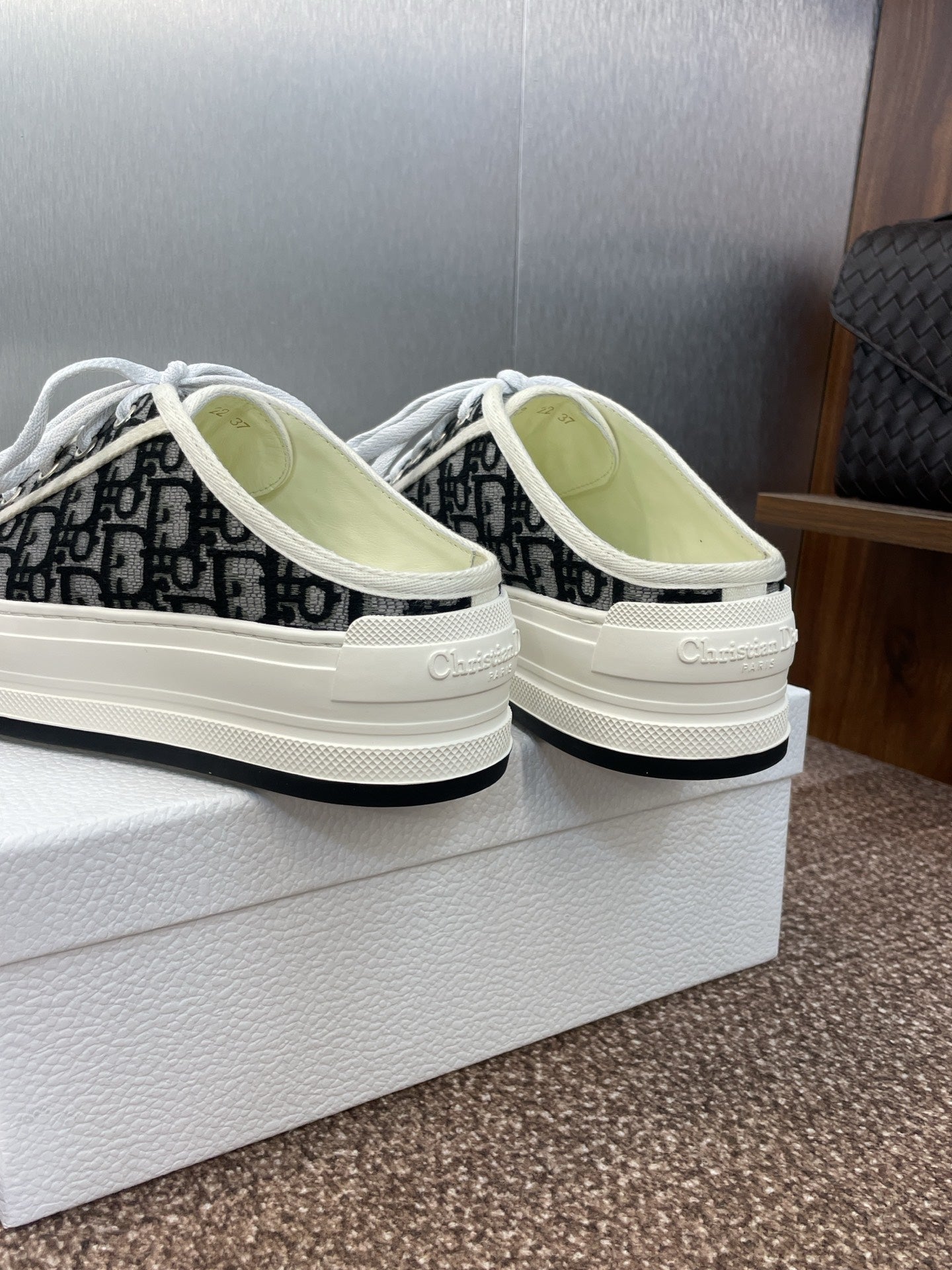 DIOR 25S WALK'N' SNEAKER IN BLACK WHITE OBLIQUE EMBROIDERED COTTON - 35