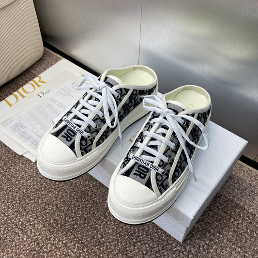 DIOR 25S WALK'N' SNEAKER IN BLACK WHITE OBLIQUE EMBROIDERED COTTON - 35