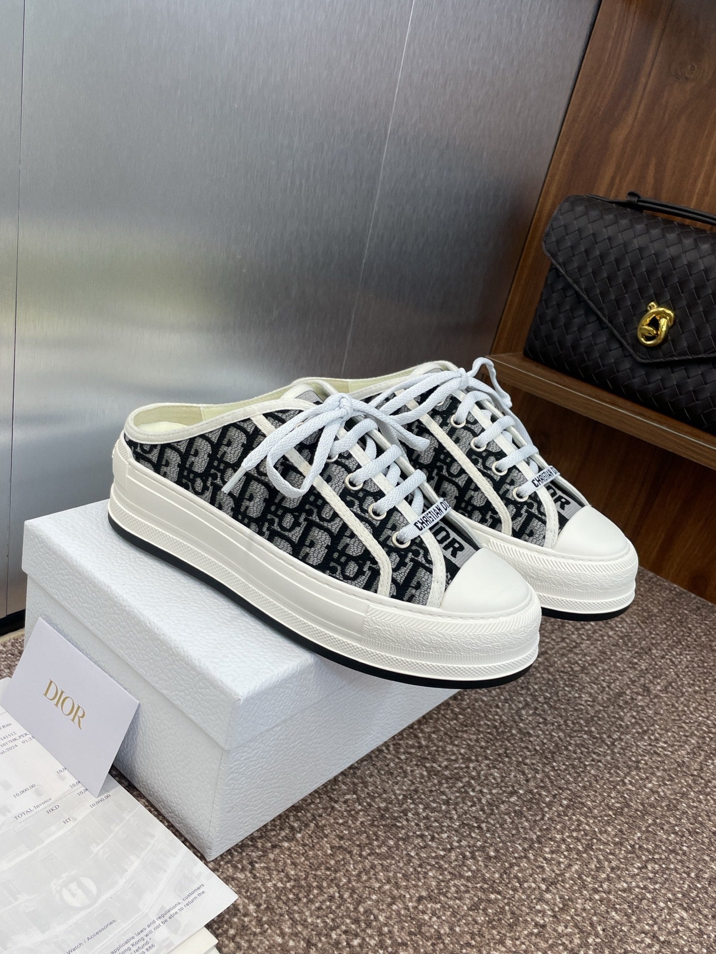 DIOR 25S WALK'N' SNEAKER IN BLACK WHITE OBLIQUE EMBROIDERED COTTON - 35