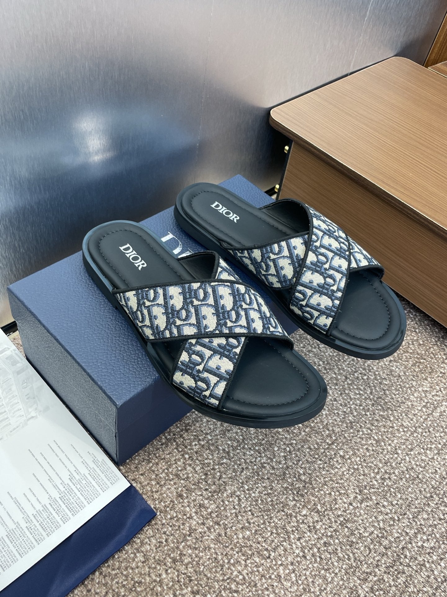 DIOR 25S ALIAS CROSS-STRAP SLIDES IN BLACK CALFSKIN WITH CD OBLIQUE DEEP BLUE LOGO - 39