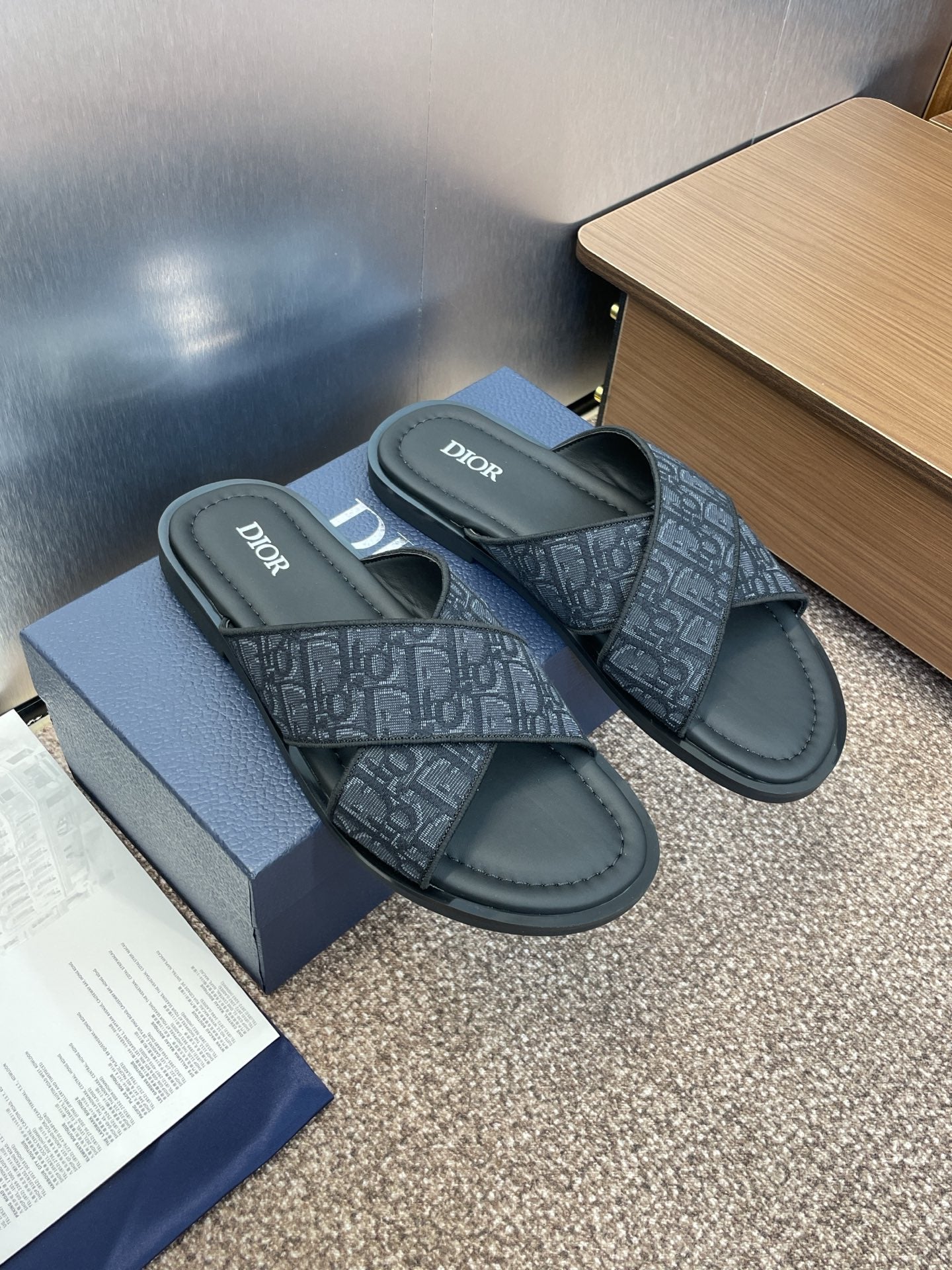 DIOR 25S ALIAS CROSS-STRAP SLIDES IN BLACK CALFSKIN WITH CD OBLIQUE DARK BLUE LOGO - 39