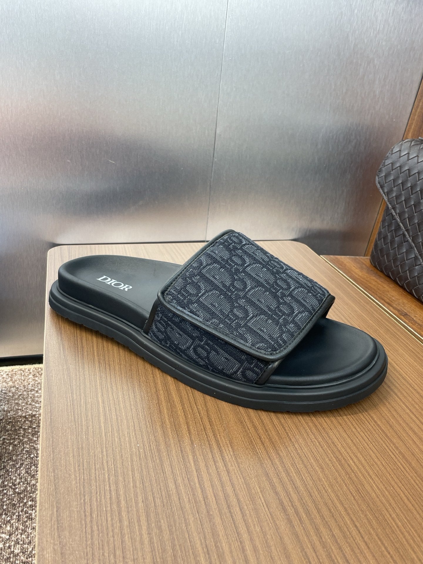 DIOR 25S ALIAS SLIDES IN BLACK CALFSKIN WITH CD OBLIQUE DARK BLUE LOGO - 39