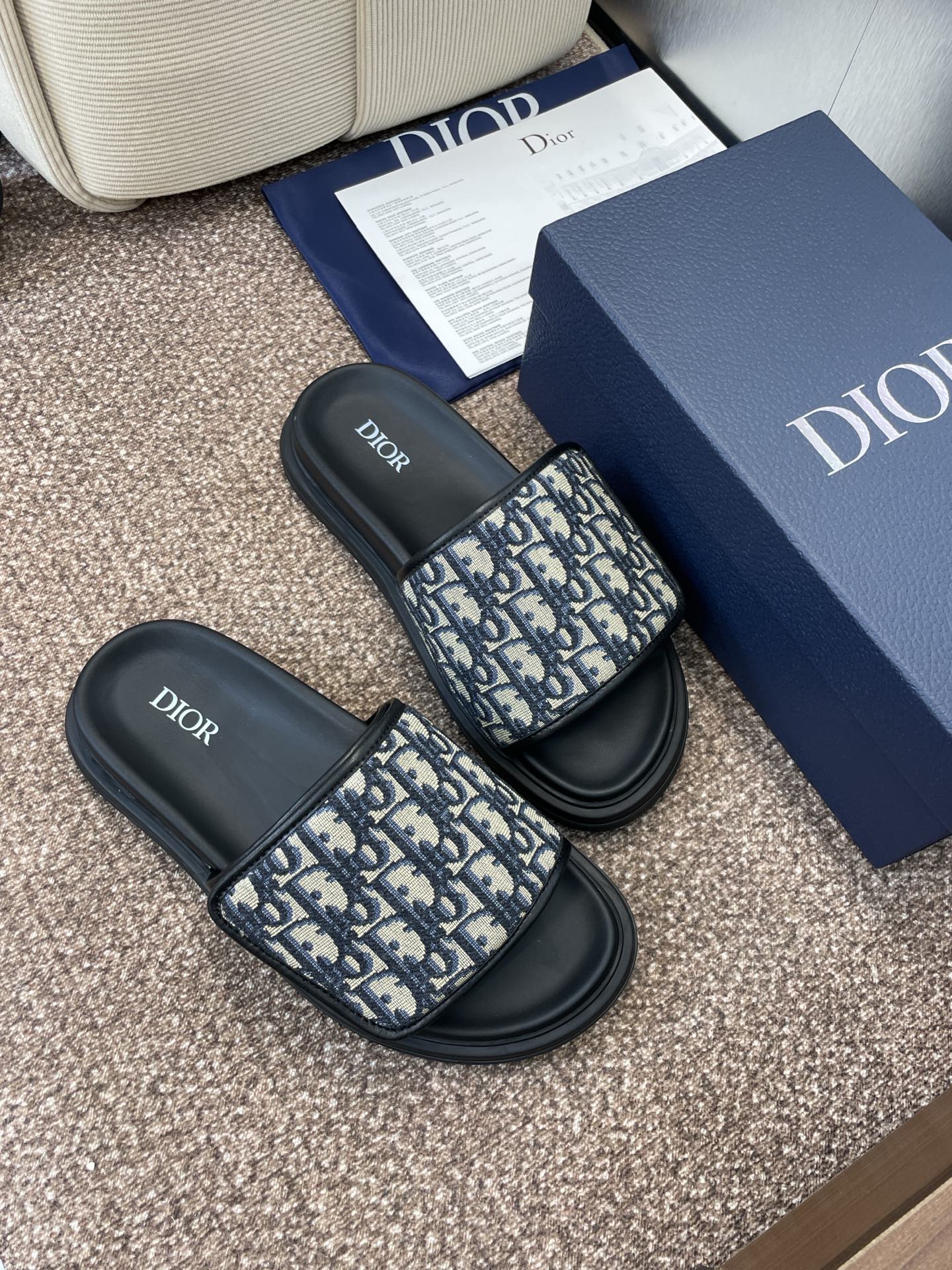 DIOR 25S ALIAS SLIDES IN BLACK CALFSKIN WITH CD OBLIQUE DEEP BLUE LOGO - 39