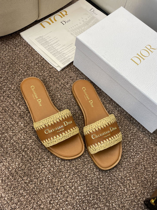 DIOR 25S ШЛЬОПАНЦІ D-LANE ЗІ ШКІРИ ТЕЛЯТИ КОЛЬОРУ КЕМЕЛ ТА НАТУРАЛЬНОЇ ПЛЕТЕНОЇ РАФІЇ – 35
