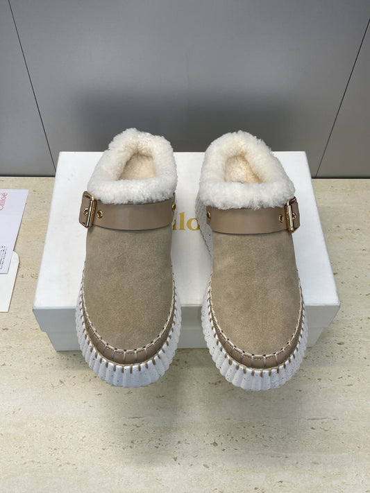 МЮЛІ CHLOÉ 26S НА ТАНКЕТЦІ З ХУТРЯНОЮ ПІДКЛАДКОЮ З ТЕМНО-БЕЖЕВОЇ ЗАМШІ