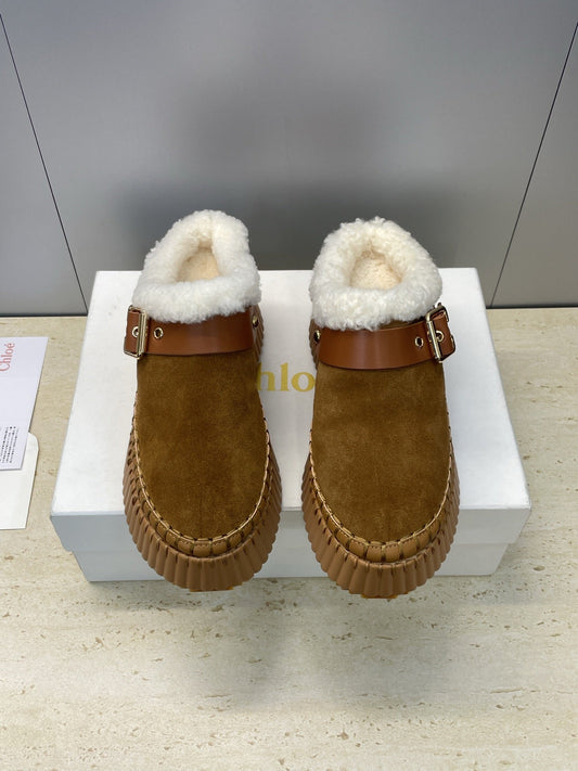 ЖІНОЧІ МЮЛІ CHLOÉ 26S НА ТАНКЕТЦІ З ХУТРЯНОЮ ПІДКЛАДКОЮ З КОРИЧНЕВОЇ ЗАМШІ