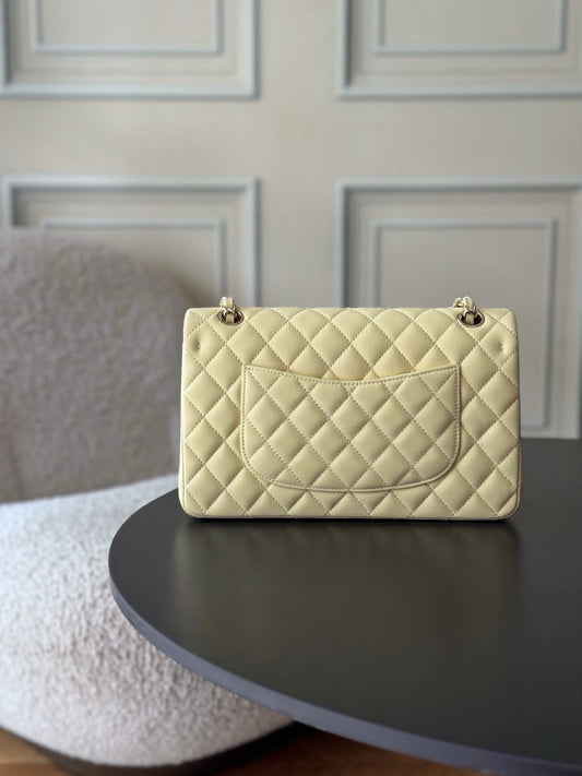 CHANEL 25S КЛАСИЧНА СУМКА FLAP BAG 25 СМ З БЛІДО-БЕЖЕВОЇ ЖОВТОЇ ОВЕЧОЇ ШКІРИ ІЗ ЗОЛОТОЮ ФУРНІТУРОЮ
