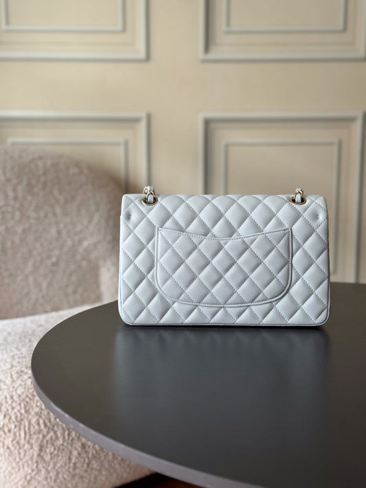 CHANEL 25S КЛАСИЧНА СУМКА FLAP BAG 25 СМ ЗІ СВІТЛО-СІРО-БЛАКИТНОЇ ШКІРИ ЯГНЯТИ ІЗ ЗОЛОТОЮ ФУРНІТУРОЮ