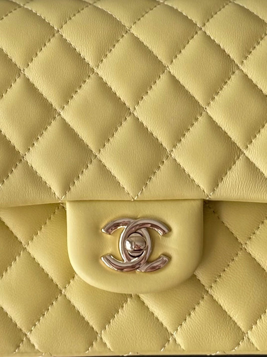 СУМКА CHANEL 25S CLASSIC FLAP BAG 25 СМ ЗІ СВІТЛО-ЖОВТОЇ ШКІРИ ЯГНЯТИ ІЗ ЗОЛОТОЮ ФУРНІТУРОЮ