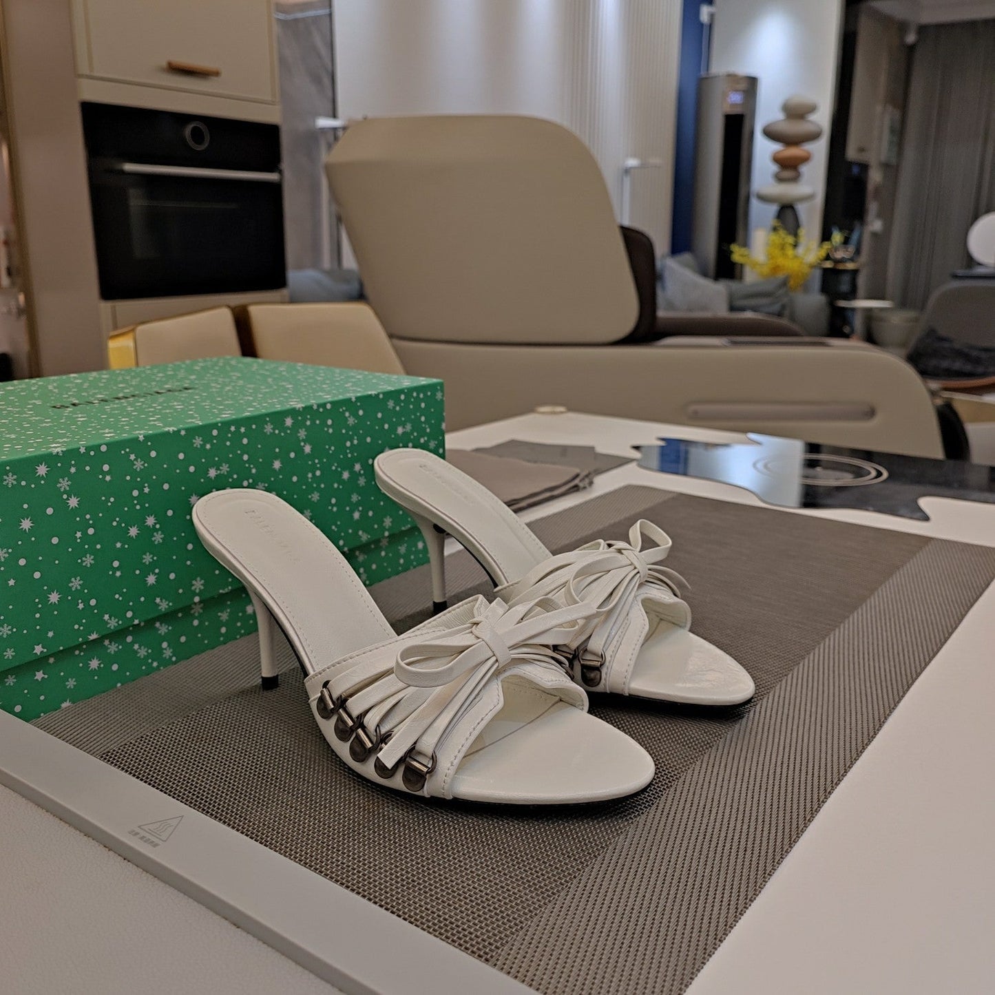 BOW-EMBELLISHED HIGH MULES IN WHITE SHEEPSKIN - 34