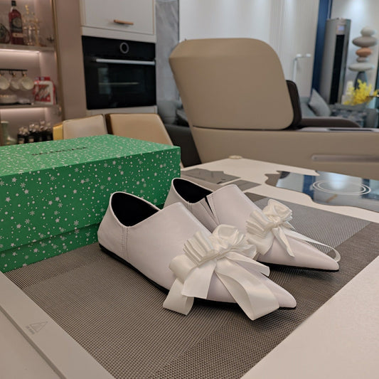 POINTED-TOE FLATS WITH BOW IN WHITE SOFT LAMBSKIN - 34