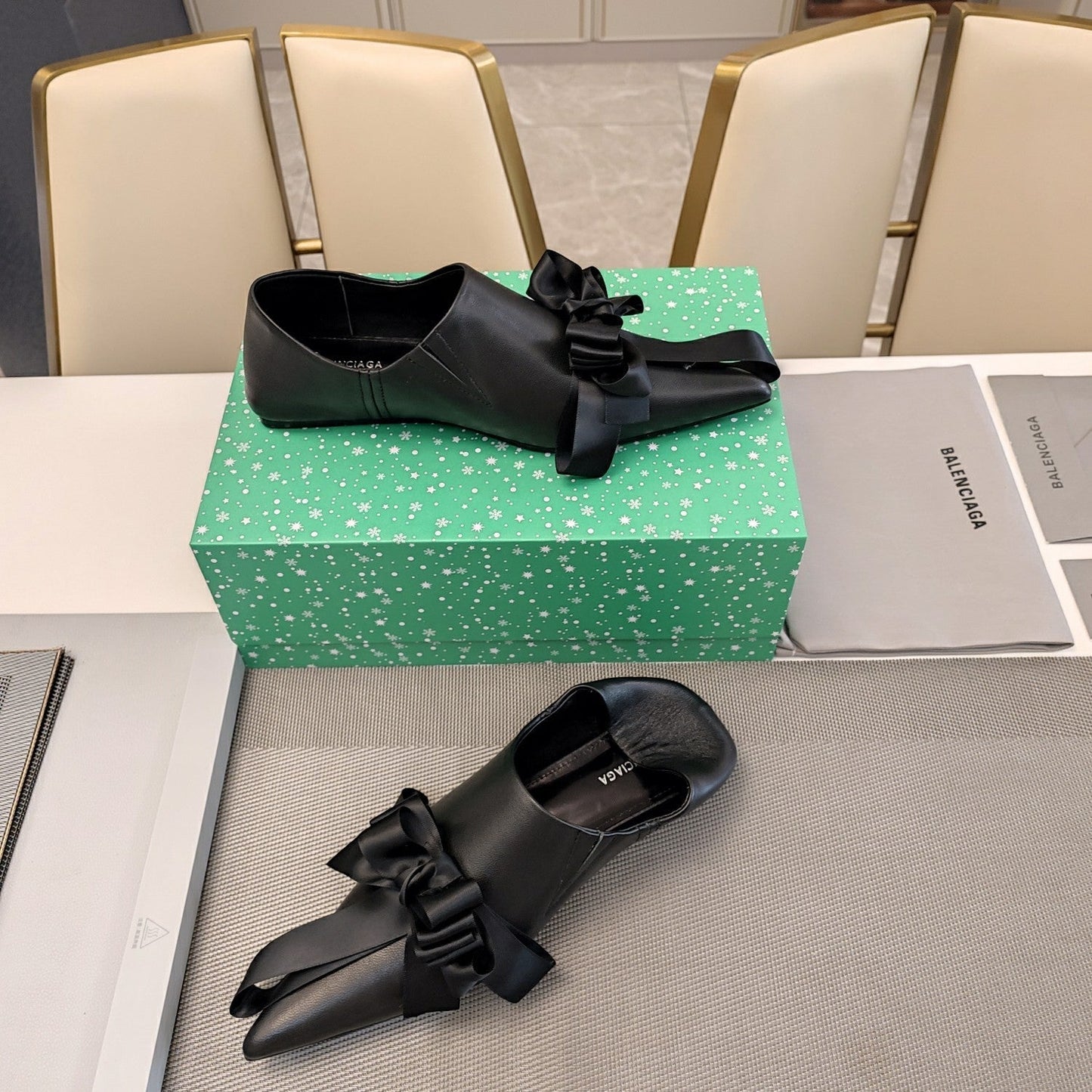 POINTED-TOE FLATS WITH BOW IN BLACK SOFT LAMBSKIN - 34