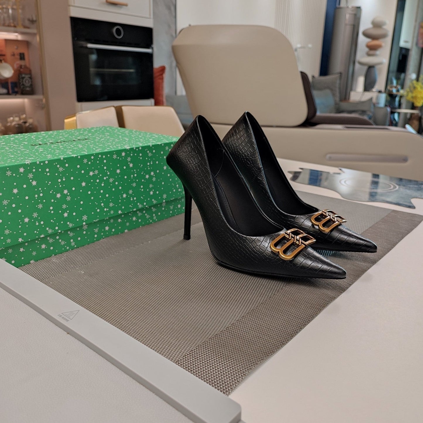 POINTED BB GOLD BUCKLE HIGH PUMPS IN BLACK CROCODILE PATTERN CALFSKIN - 34