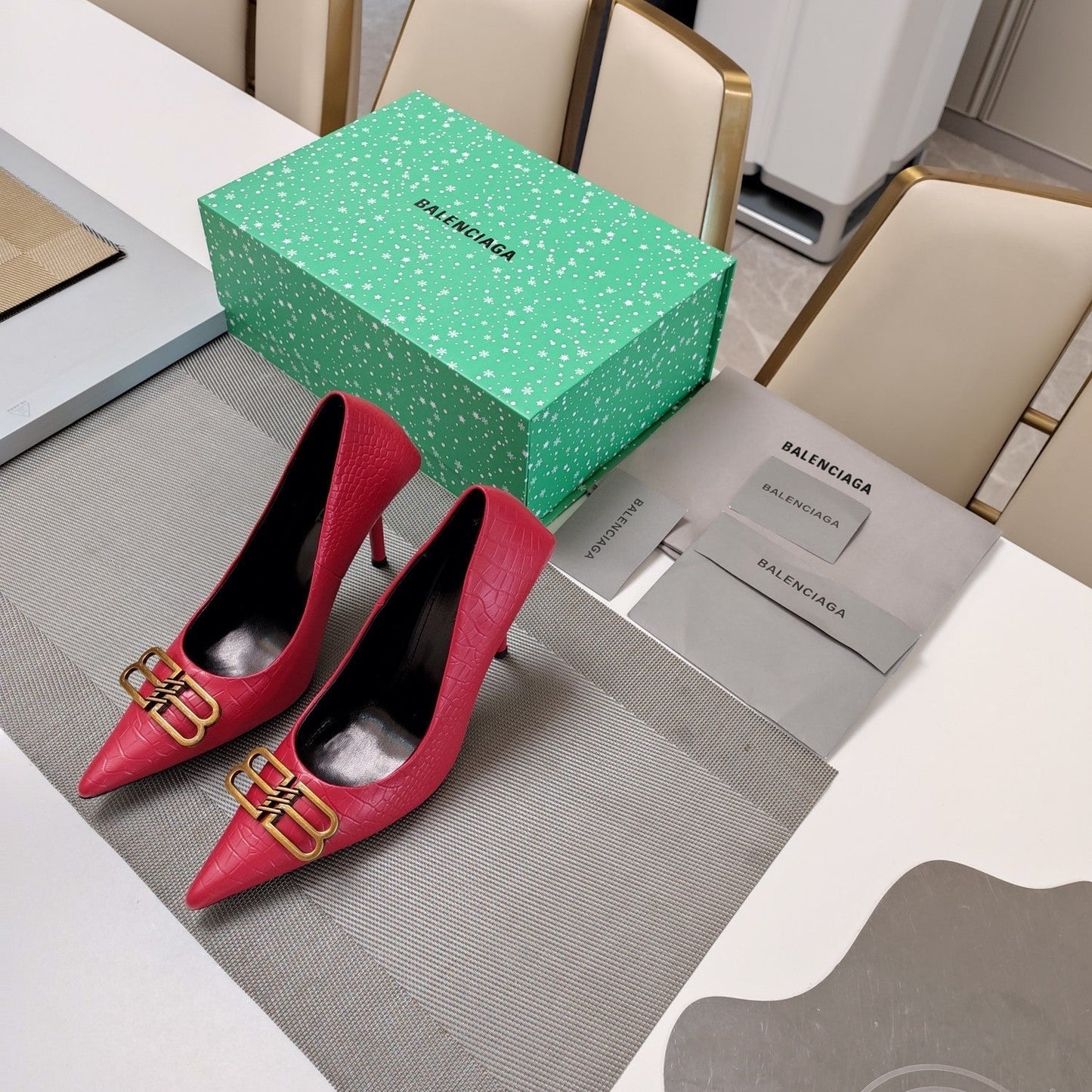 POINTED BB GOLD BUCKLE HIGH PUMPS IN RED CROCODILE PATTERN CALFSKIN - 34