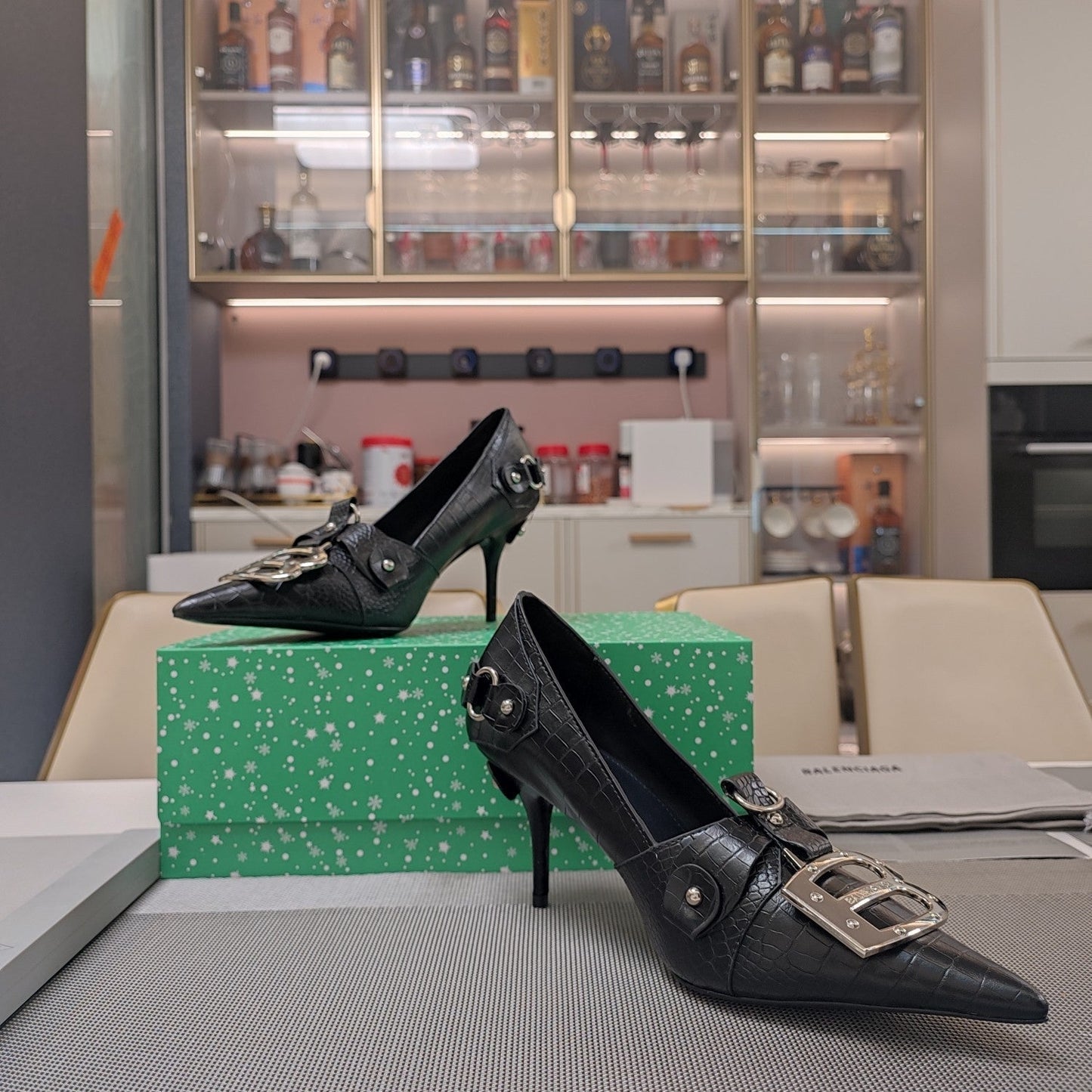 HIGH PUMPS WITH B SILVER BUCKLE IN BLACK CROCODILE PATTERN CALFSKIN - 34