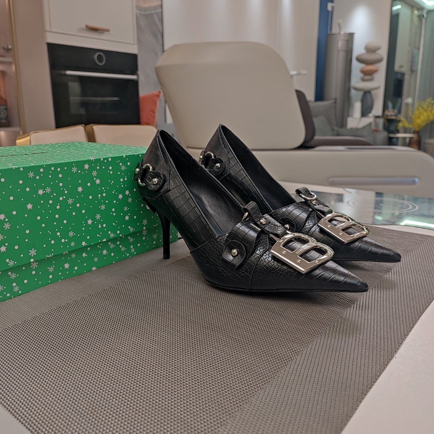 HIGH PUMPS WITH B SILVER BUCKLE IN BLACK CROCODILE PATTERN CALFSKIN - 34