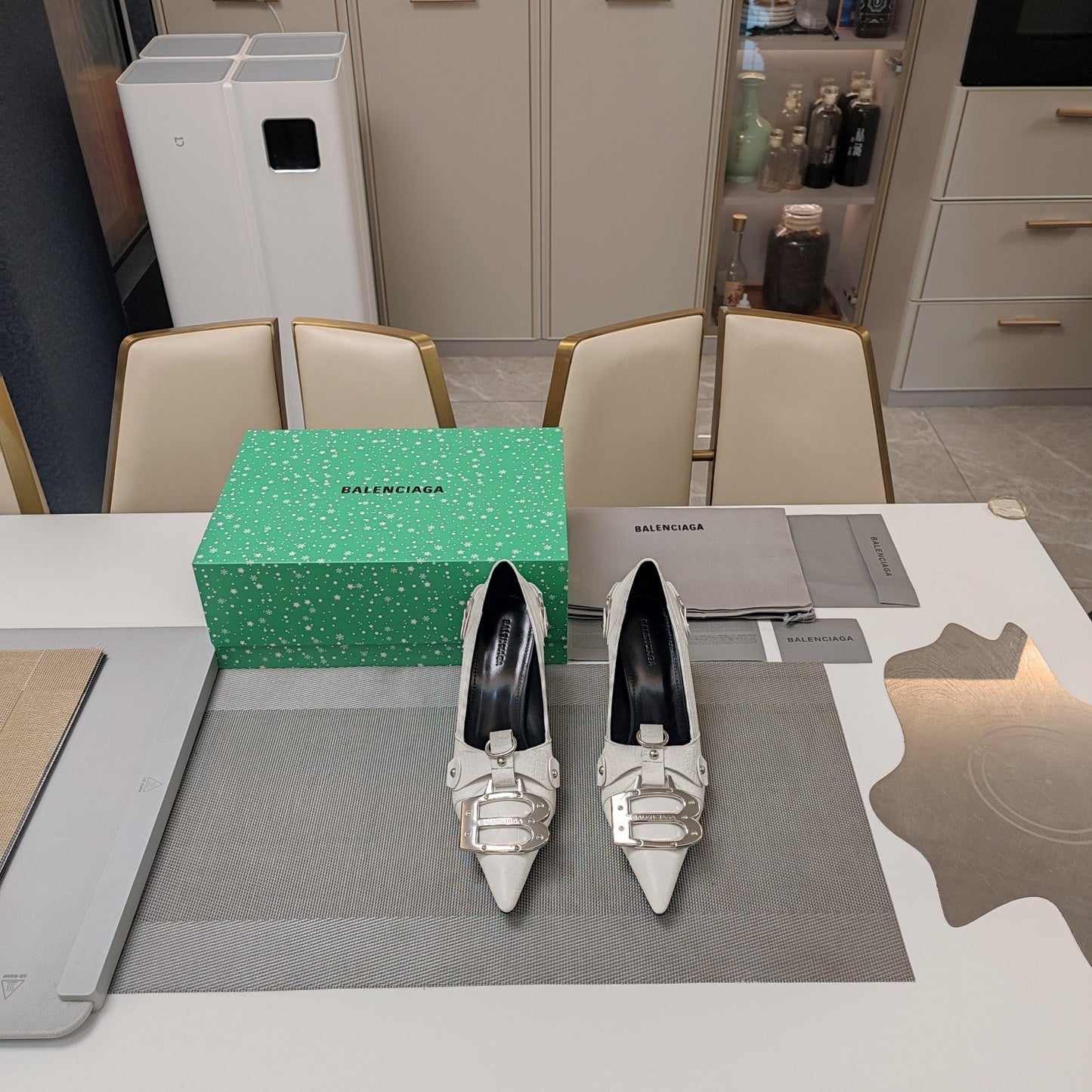 HIGH PUMPS WITH B SILVER BUCKLE IN WHITE CROCODILE PATTERN CALFSKIN - 34