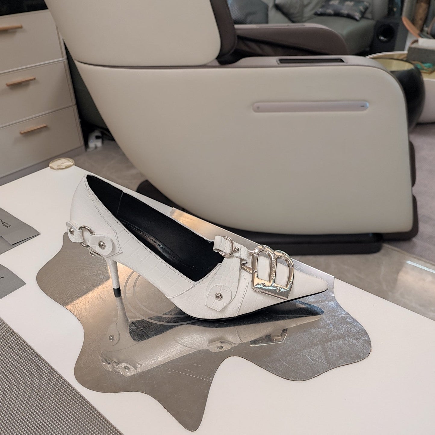 HIGH PUMPS WITH B SILVER BUCKLE IN WHITE CROCODILE PATTERN CALFSKIN - 34