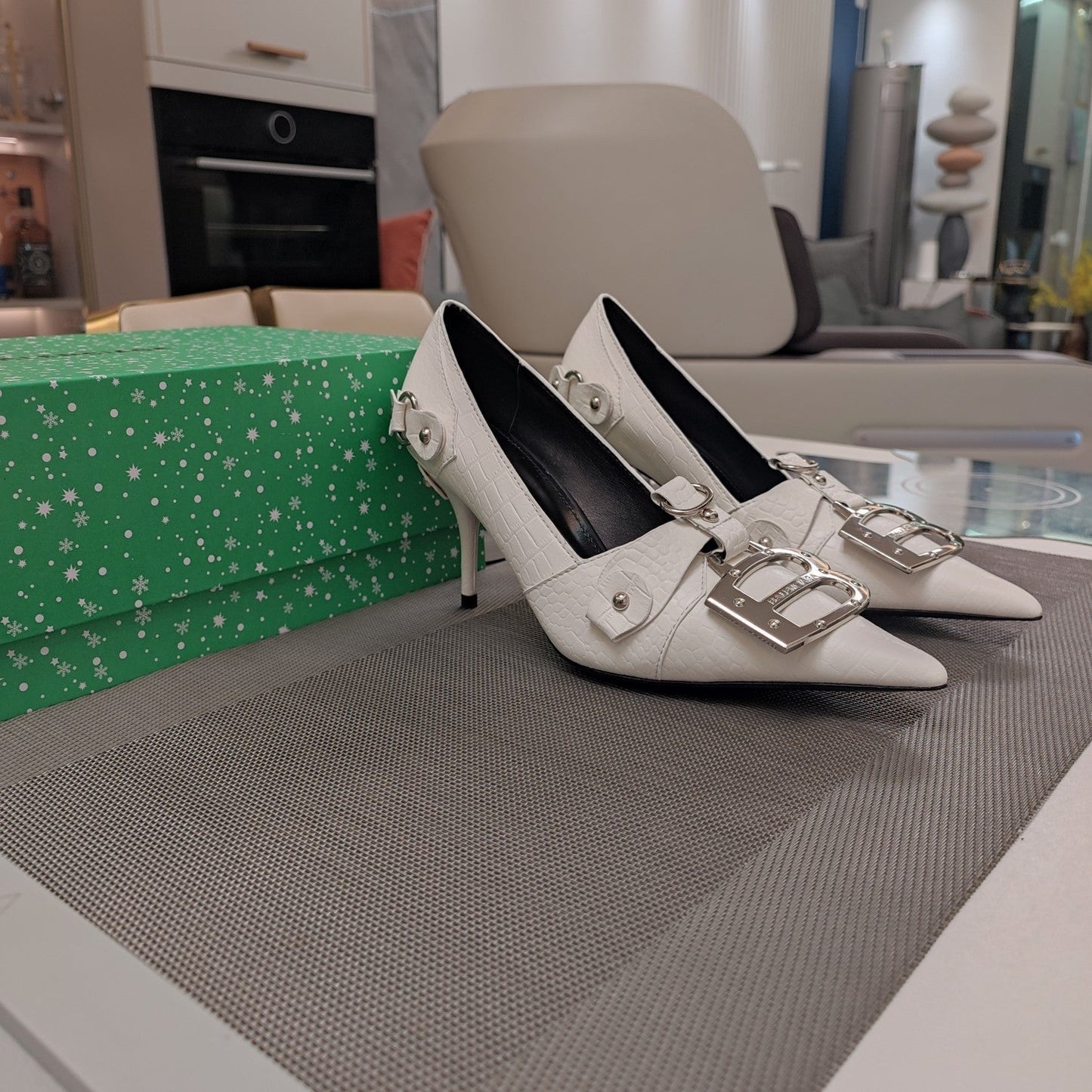 HIGH PUMPS WITH B SILVER BUCKLE IN WHITE CROCODILE PATTERN CALFSKIN - 34