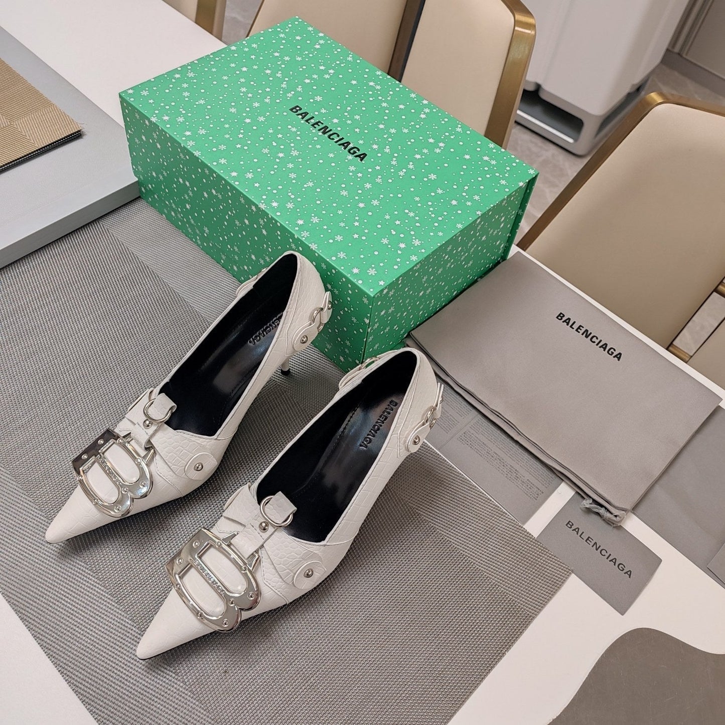 HIGH PUMPS WITH B SILVER BUCKLE IN WHITE CROCODILE PATTERN CALFSKIN - 34