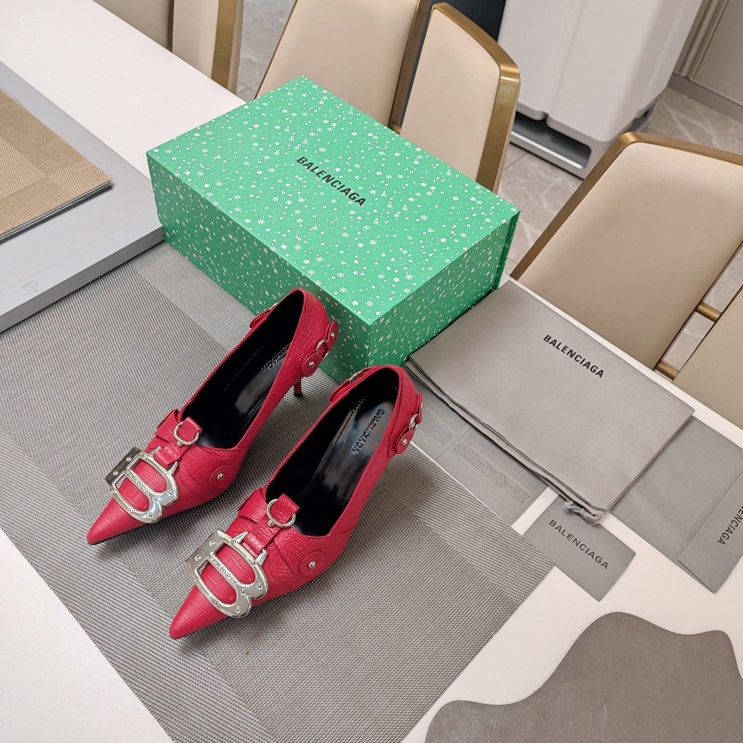 HIGH PUMPS WITH B SILVER BUCKLE IN RED CROCODILE PATTERN CALFSKIN - 34