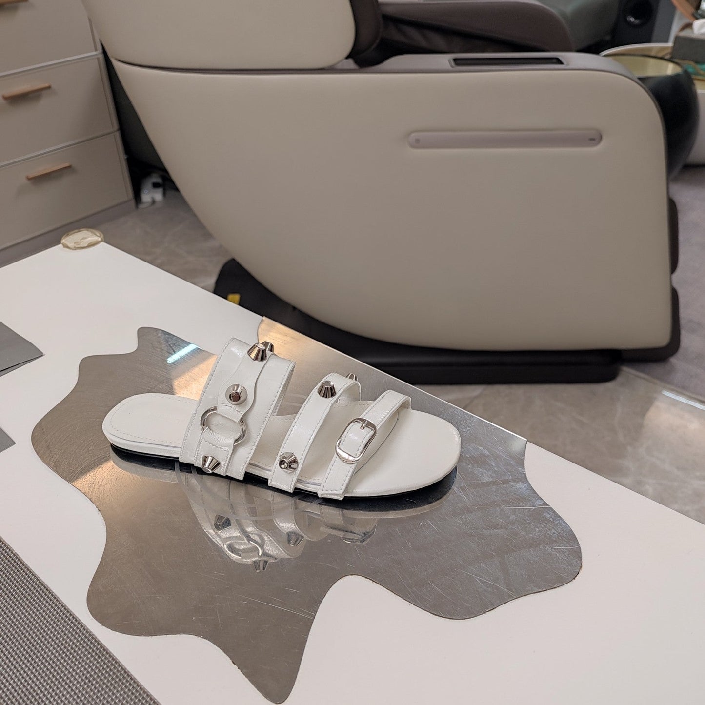 STRAPPY FLAT SANDALS IN WHITE STUDDED WAX-OIL SHEEPSKIN - 34
